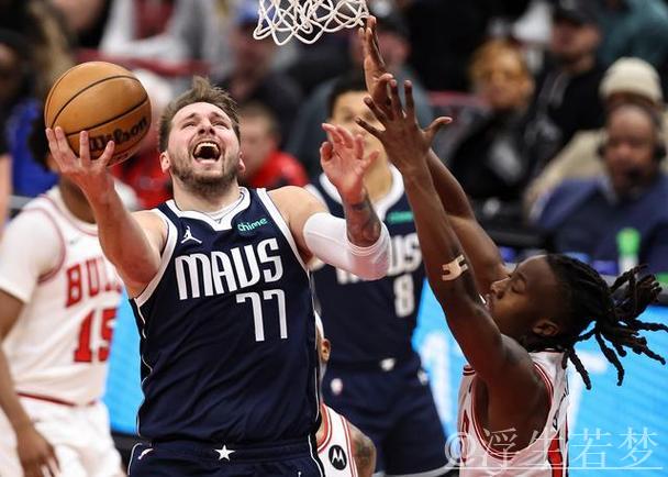 轻松突破!巴特勒晃开东契奇完成上篮 轻松突破!巴特勒晃开东契奇完成上篮